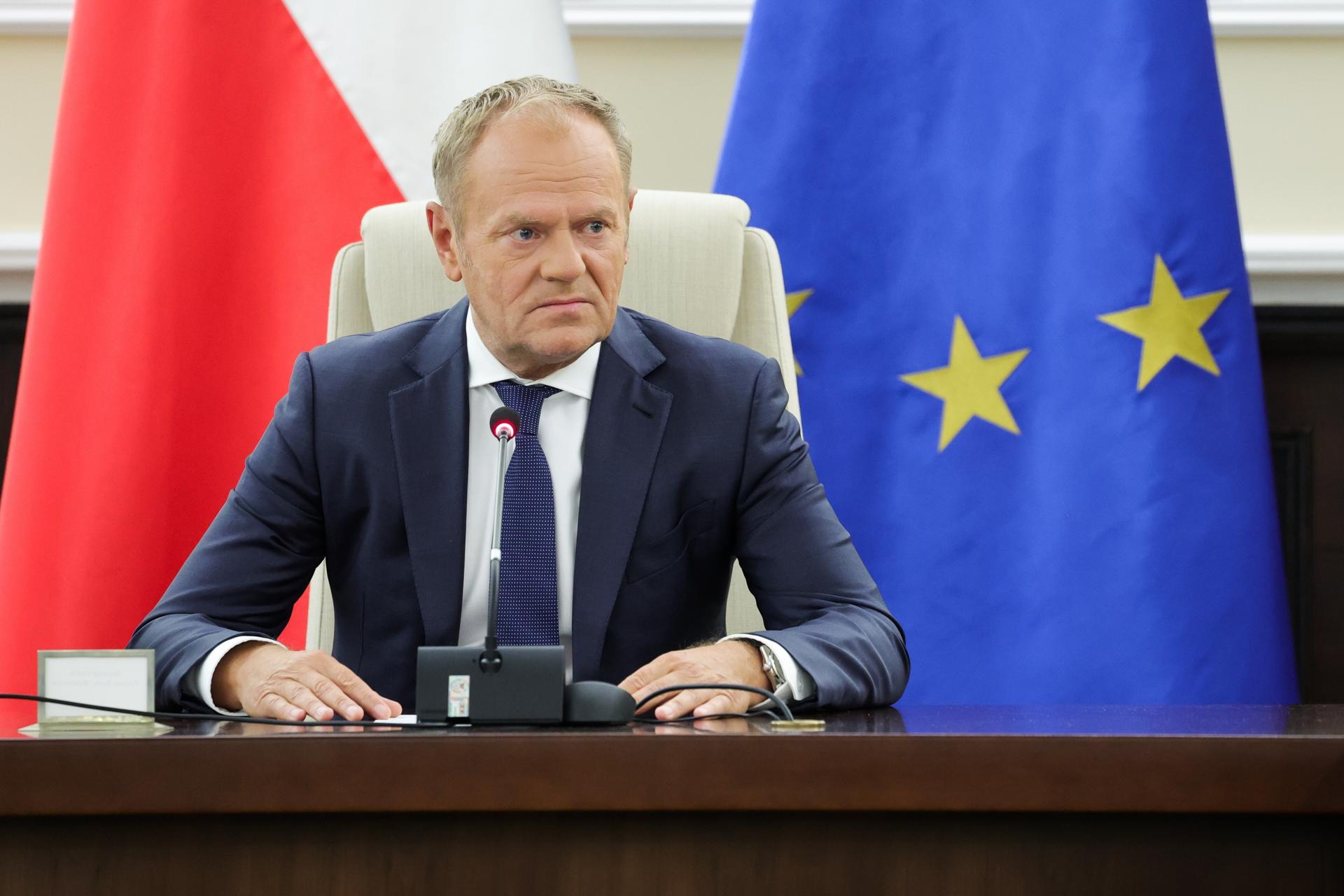 Warsaw (Poland), 10/09/2025.- Prime Minister Donald Tusk speaks during an extraordinary government meeting at the Chancellery of the Prime Minister in Warsaw, Poland, 10 September 2025, held in connection with the nighttime violation of Polish airspace by Russian drones. (Polonia, Varsovia) EFE/EPA/Szymon Pulcyn POLAND OUT