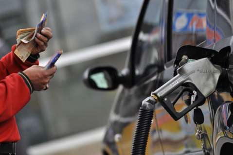 Rebaja real de la gasolina sería de $550 por galón: Luis Fernando Velasco