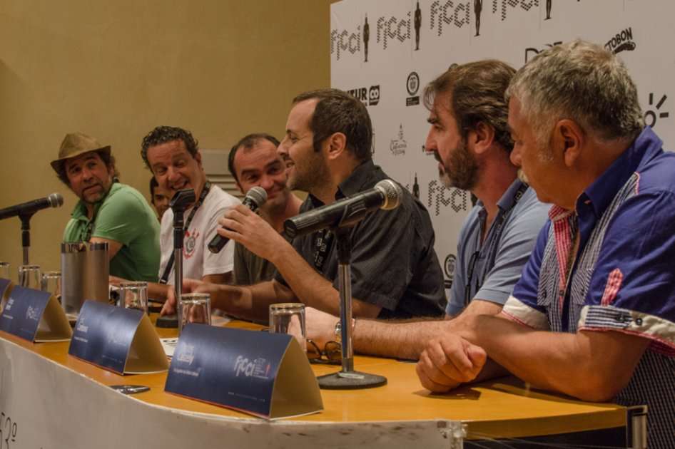 "Los Rebeldes del Fútbol" es una metáfora que demuestra que así como se juega el fútbol debería ser la vida, evidenciando que "el juego individual no funciona tan bien como un juego en equipo".