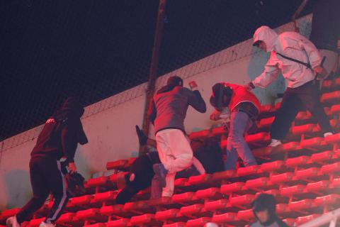 Batalla campal en Argentina: juego de Sudamericana fue cancelado por violencia