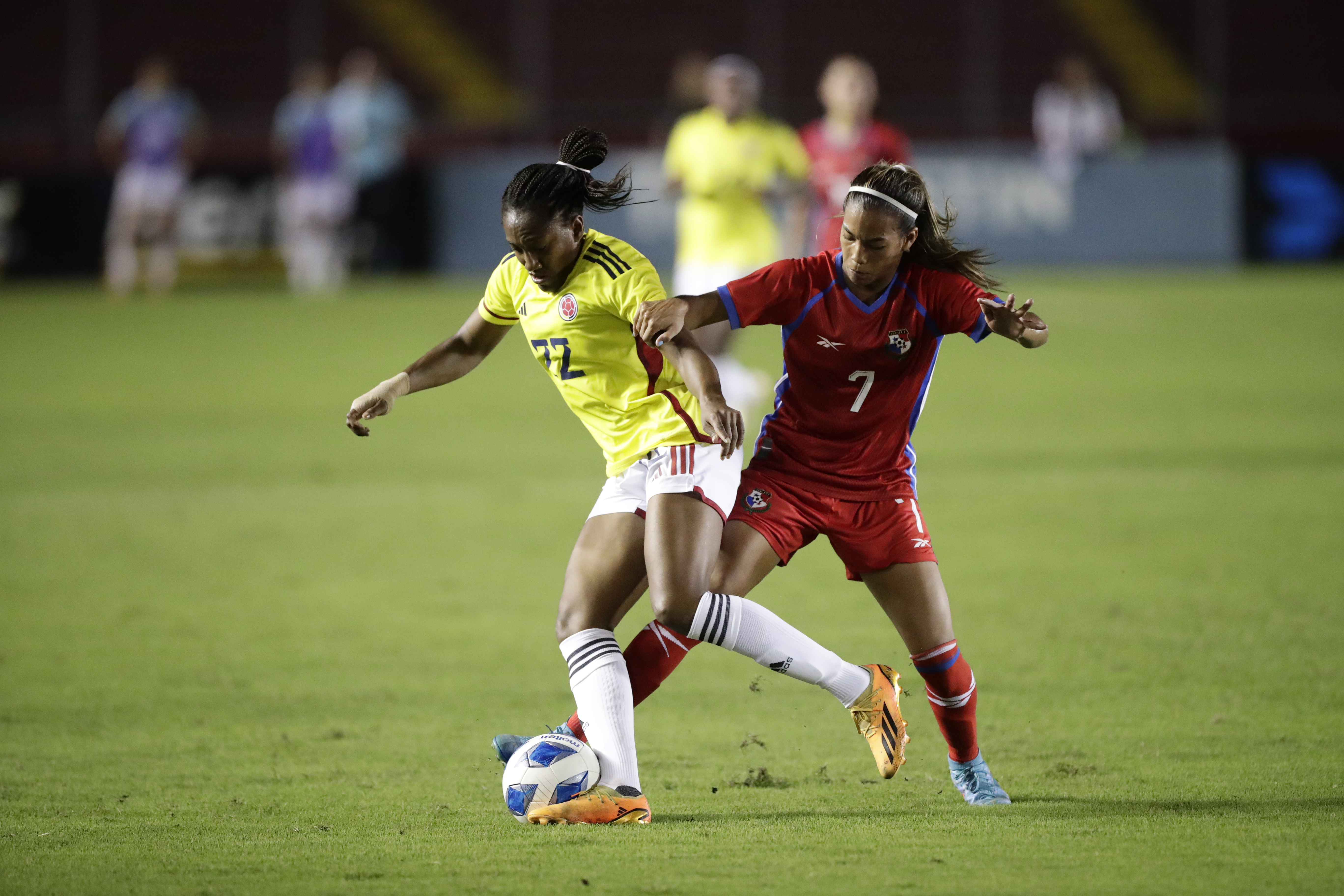 CDA032. CIUDAD DE PANAMÁ (PANAMÁ), 17/06/2023.- Daniela Caracas (i) de Colombia disputa el baló con Emily Cdeño de Panamá hoy, durante un partido amistoso entre las selecciones femeninas de Panamá y Colombia, en el estadio Rommel Fernández en Ciudad de Panamá (Panamá). EFE/ Bienvenido Velasco