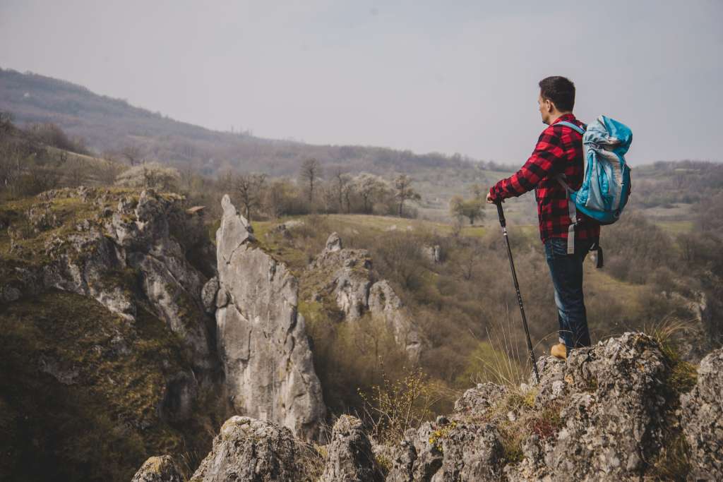 Dominar la técnica de subida y bajada en senderismo es clave para evitar lesiones, mantener el control y disfrutar con seguridad cada paso del camino.