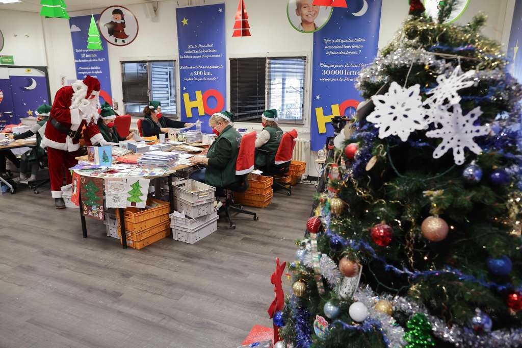 Un papá Noel visita una oficina en Francia.