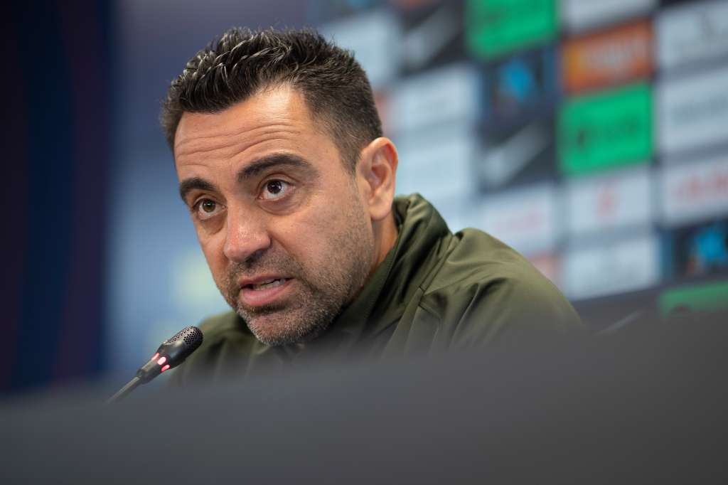 SANT JOAN DESPÍ (BARCELONA), 18/05/2024.- El entrenador del FC Barcelona, Xavi Hernández, da una rueda de prensa tras dirigir un entrenamiento del equipo este sábado en la ciudad deportiva del club en Sant Joan Despí, Barcelona, de cara a su partido de LaLiga contra el Rayo Vallecano. EFE/Marta Pérez