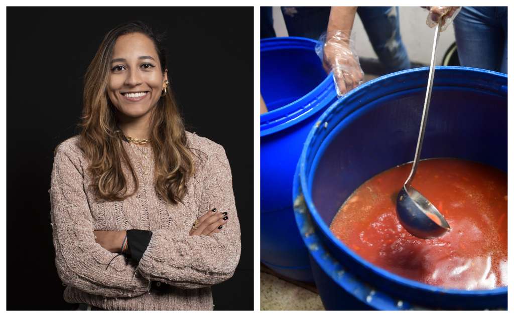 Kelly Giraldo, experta en cárceles e investigadora de Dejusticia. A la derecha, baldes en los que se distribuye la comida para las internas de la cárcel El Buen Pastor, en Bogotá.