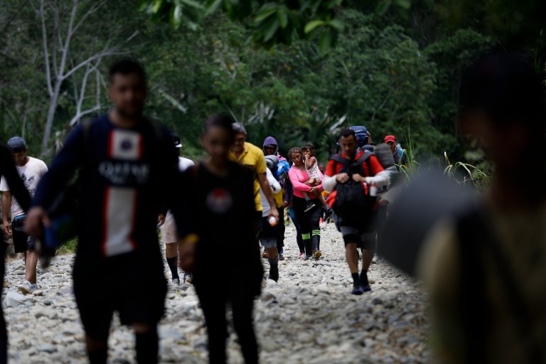 -FOTOGALERÍA- AME4250. BAJO CHIQUITO (PANAMÁ), 21/03/2023.- Personas migrantes esperan para ser trasladados en canoa desde la Quebrada León hasta a la comunidad de Bajo Chiquito, el 10 de marzo de 2023, en Darién (Panamá). "Guerreros", repiten las madres, hijos guerreros que han aguantado largas caminatas, hambre, sed, el calor, picaduras de insectos, superar ríos y cerros, para sobrevivir a la selva del Darién en su ruta hacia Estados Unidos. Recién salidos de esta selva que hace de frontera natural entre Colombia y Panamá, los migrantes llegan hasta la conocida como Quebrada del León, donde les esperan unas piraguas de indígenas que los descenderán por el casi seco río Tuquesa hasta Bajo Chiquito, una pequeña población emberá donde podrán al fin reposar tranquilos. EFE/ Bienvenido Velasco