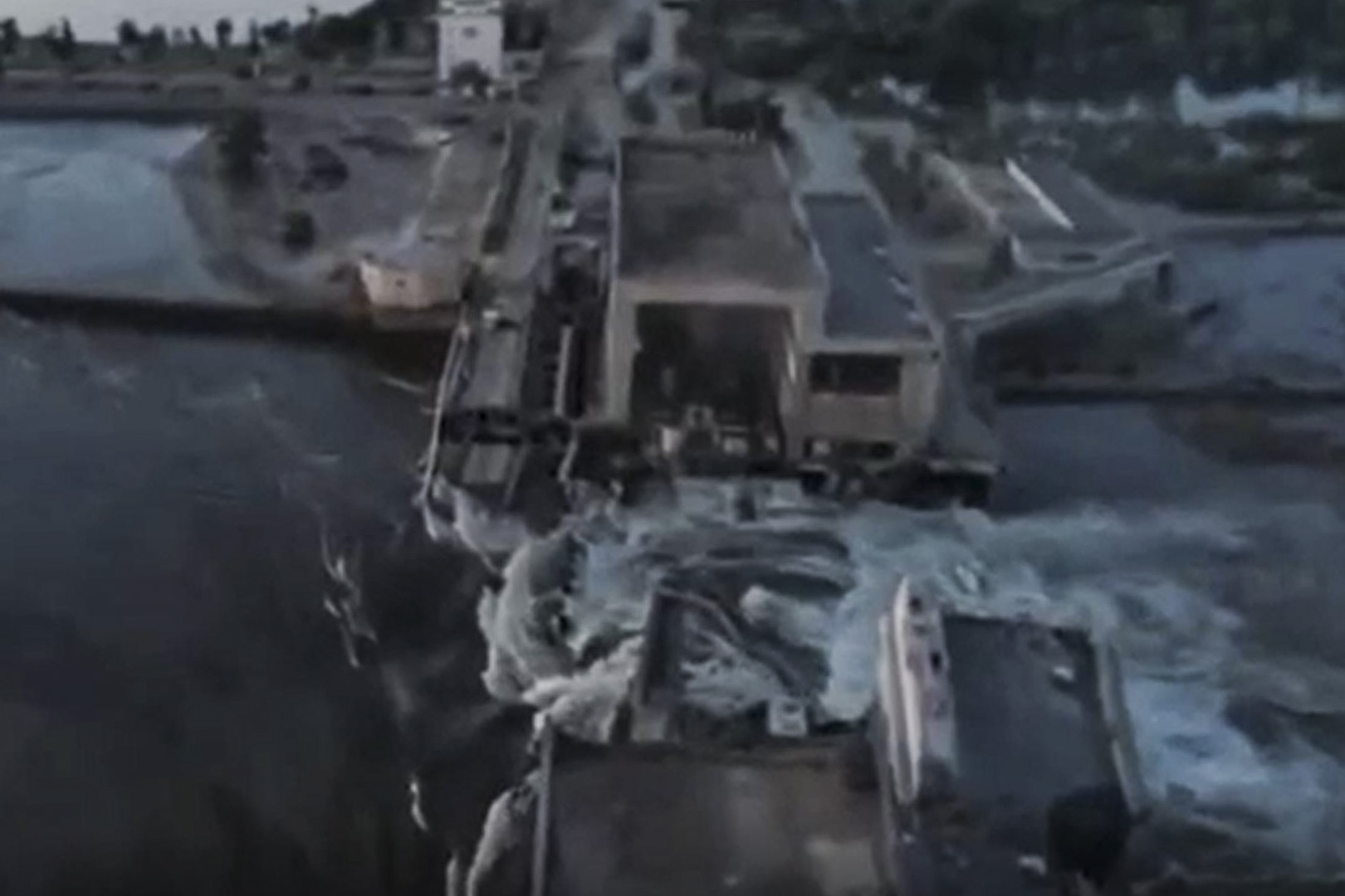 KIEV (UCRANIA), 06/06/2023.- Captura de un video difundido por el presidente ucranio, Volodímir Zelenski, de la presa de la central hidroeléctrica de Kajovka, en el sur, este martes. Las autoridades militares ucranianas denunciaron a primera hora del martes la voladura por parte de las fuerzas rusas de la presa de Kajovka, situada en el río Dnipró a su paso por la provincia de Jersón, en el sur de Ucrania, lo que ha obligado a iniciar la evacuación de urgencia de los habitantes de la zona afectada. EFE/TelegramVolodímir Zelenski -SOLO USO EDITORIAL/SOLO DISPONIBLE PARA ILUSTRAR LA NOTICIA QUE ACOMPAÑA (CRÉDITO OBLIGATORIO)-
