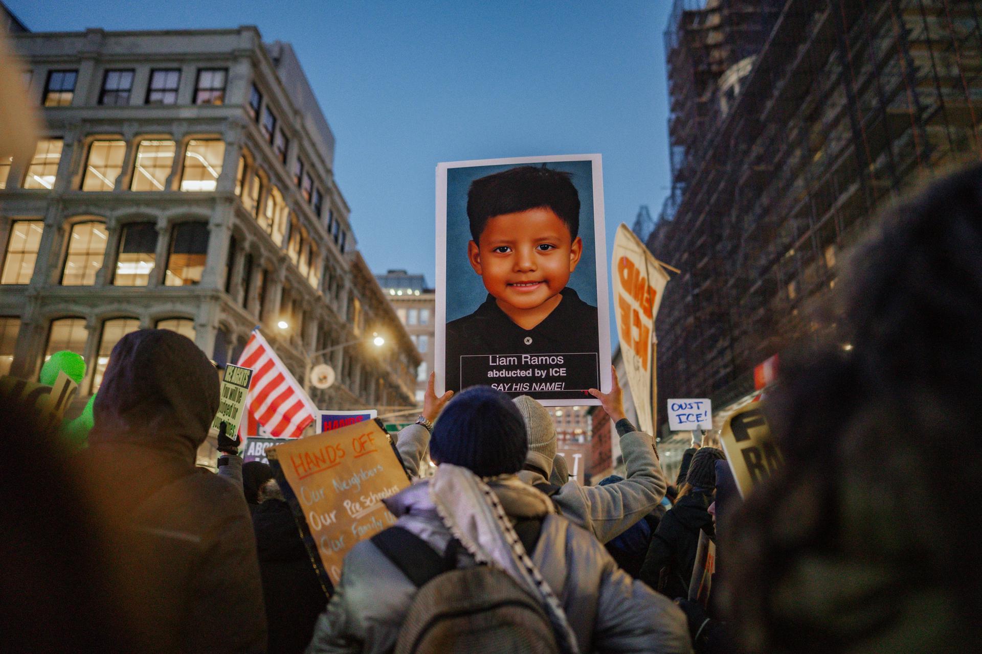 New York (United States), 24/01/2026.- People march with a photograph of a five year old boy detained in Minneapolis by federal immigration enforcement agents, during a protest in New York, New York, USA, 23 January 2026. Nationwide protests continue after a federal immigration operation in which an ICE officer fatally shot US citizen Renee Nicole Good during an enforcement action in South Minneapolis on 07 January 2026. (Protestas, Nueva York) EFE/EPA/OLGA FEDOROVA