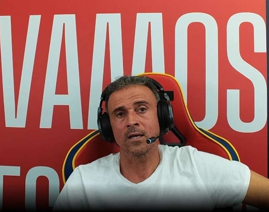 Luis Enrique, seleccionador español, en su primera transmisión en Twitch, apoyado técnicamente por el equipo de comunicaciones de la selección de su país. // Luisenrique21