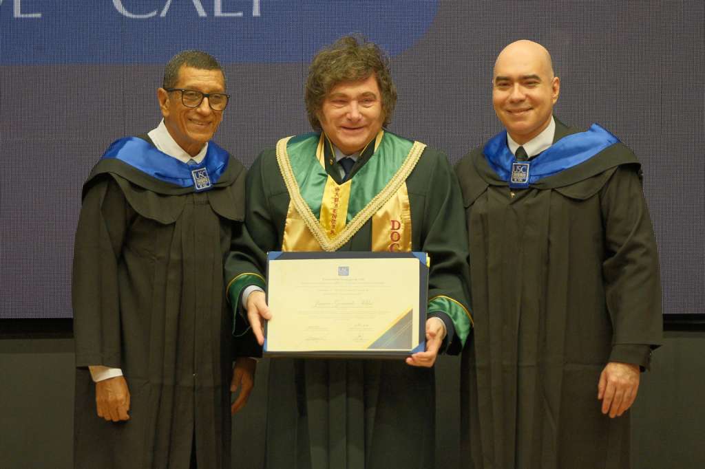 AME6902. CALI (COLOMBIA), 07/08/2026.- Fotografía cedida por la Cámara de Comercio de Cali que muestra al presidente de Argentina, Javier Milei (c), posando junto al rector de la Universidad Santiago de Cali, Carlos Andrés Pérez (d), al recibir un título de doctorado honoris causa en administración este viernes, en Cali (Colombia). EFE/ Cámara de Comercio de Cali /SOLO USO EDITORIAL/ NO VENTAS/ SOLO DISPONIBLE PARA ILUSTRAR LA NOTICIA QUE ACOMPAÑA (CRÉDITO OBLIGATORIO)
