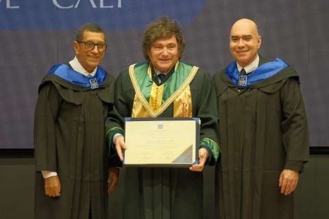Javier Milei recibe doctorado honoris causa durante la posesión de De la Espriella en Cali