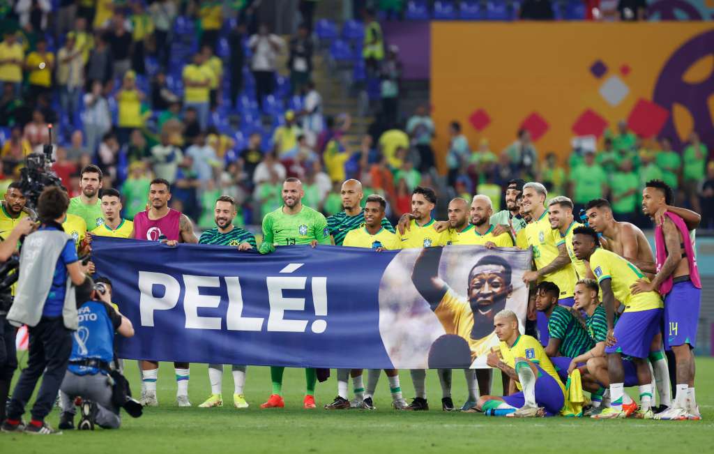 -FOTODELDÍA- GR1451. DOHA (CATAR), 05/12/2022.- Jugadores de Brasil sostienen una pancarta de apoyo al astro brasileño Pelé hoy, al final de un partido de los octavos de final del Mundial de Fútbol Qatar 2022 entre Brasil y Corea del Sur en el estadio 974 en Doha (Catar). EFE/ Esteban Biba