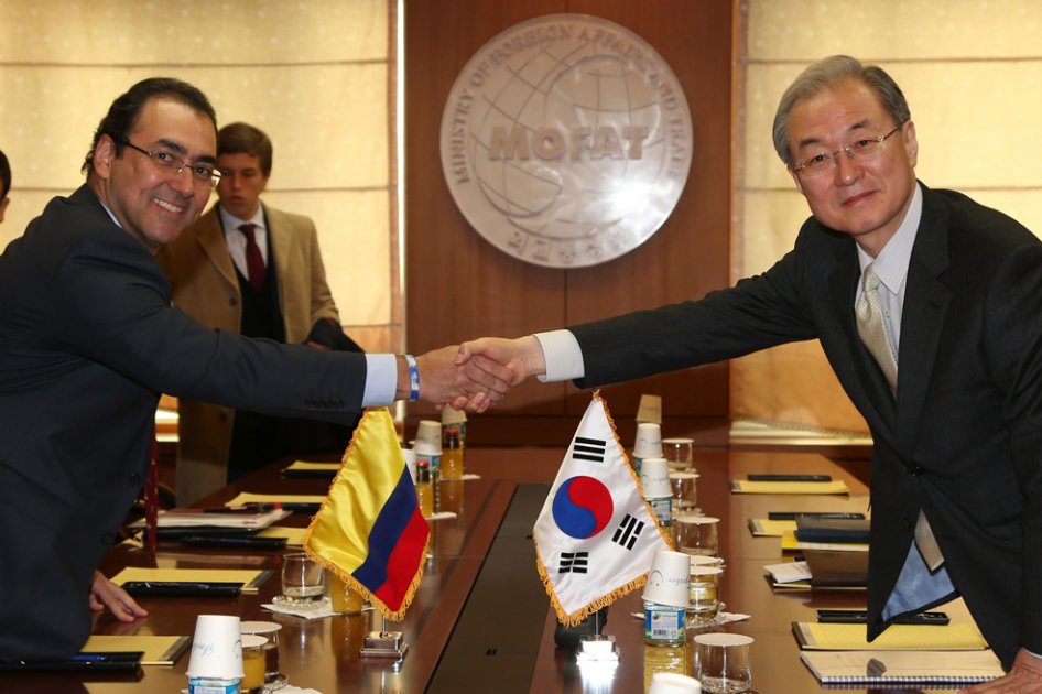 El ministro de Comercio surcoreano, Park Tae-ho (der), estrecha la mano de su homólogo colombiano, Sergio Díaz Granados/ EFE