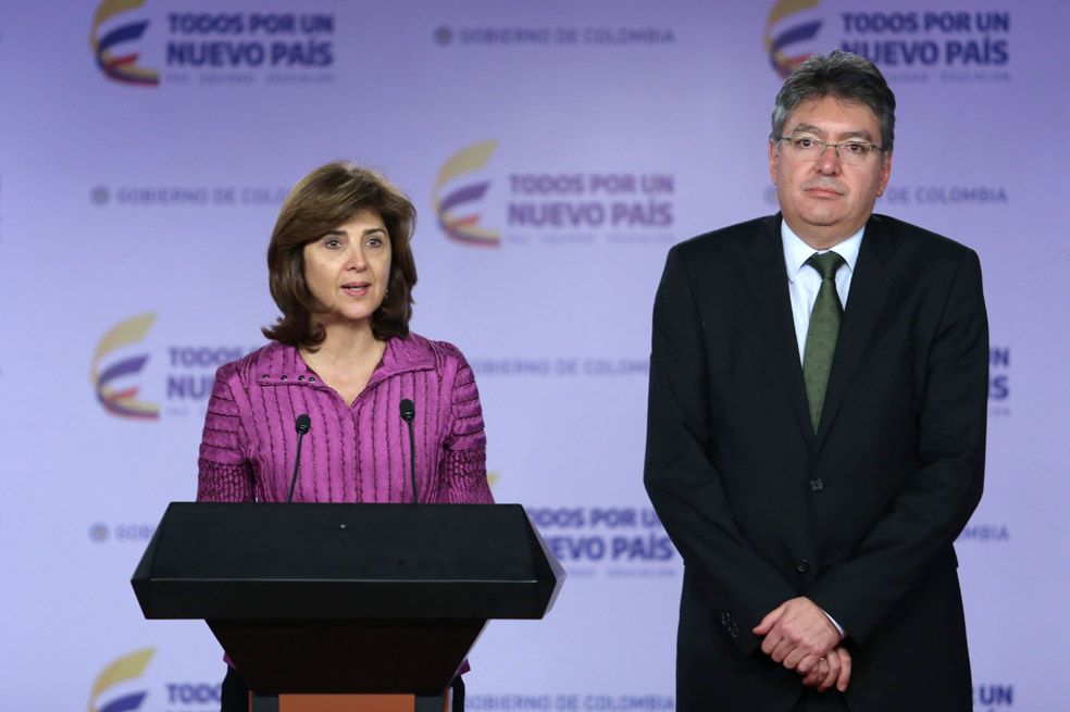 La canciller colombiana, María Ángela Holguín, junto al ministro de Hacienda, Mauricio Cárdenas Santamaría. / Cancillería