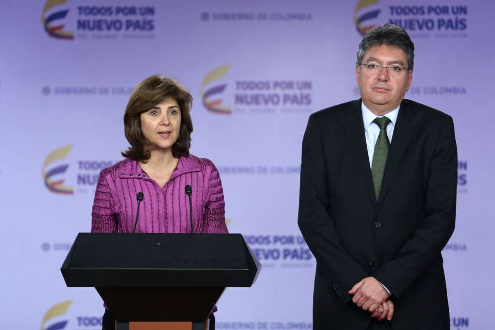 La canciller colombiana, María Ángela Holguín, junto al ministro de Hacienda, Mauricio Cárdenas Santamaría. / Cancillería