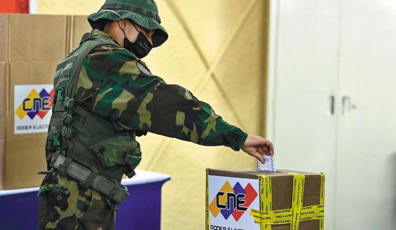 Un miembro de la Guardia Nacional Bolivariana votando en el Fuerte Tiuna, en Caracas, durante las pasadas elecciones regionales de Venezuela.