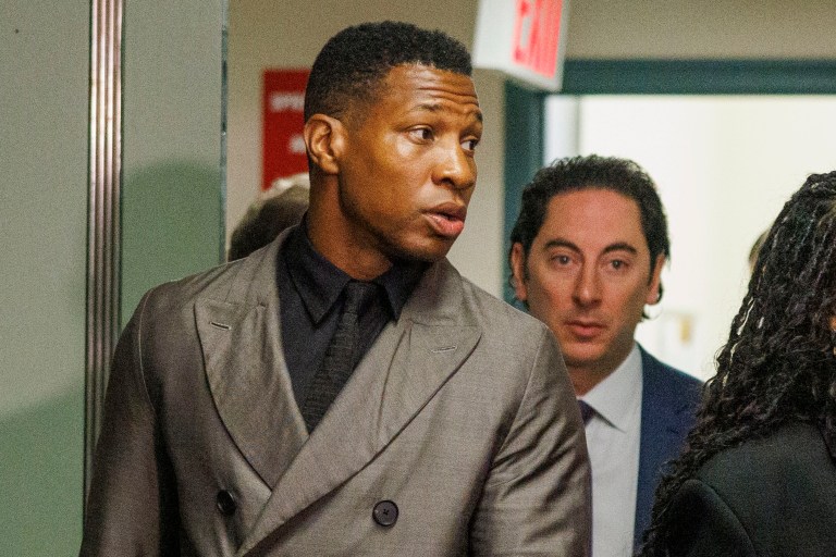 Jonathan Majors y expareja acuerdan cerrar demanda civil por agresión y difamación