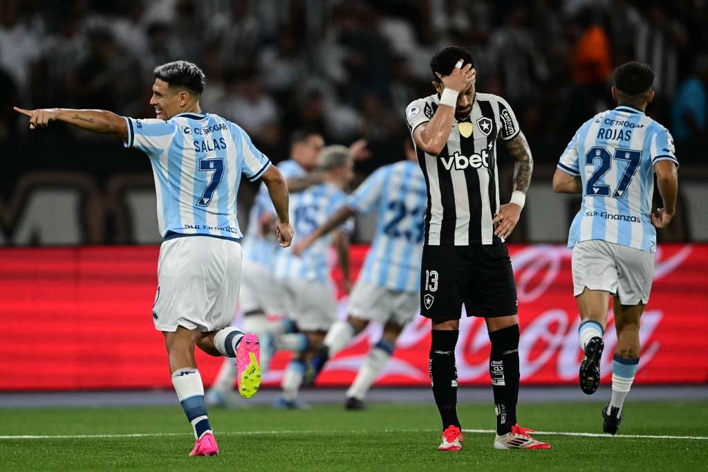 El defensor #13 de Botafogo, Alex Telles, reacciona después de que el mediocampista #36 de Racing, Bruno Zuculini (no visto), marca el segundo gol de su equipo durante el partido de vuelta de la final de la Recopa Sudamericana entre Botafogo de Brasil y Racing de Argentina en el Estadio Olímpico Nilton Santos en Río de Janeiro, Brasil, el 27 de febrero de 2025.