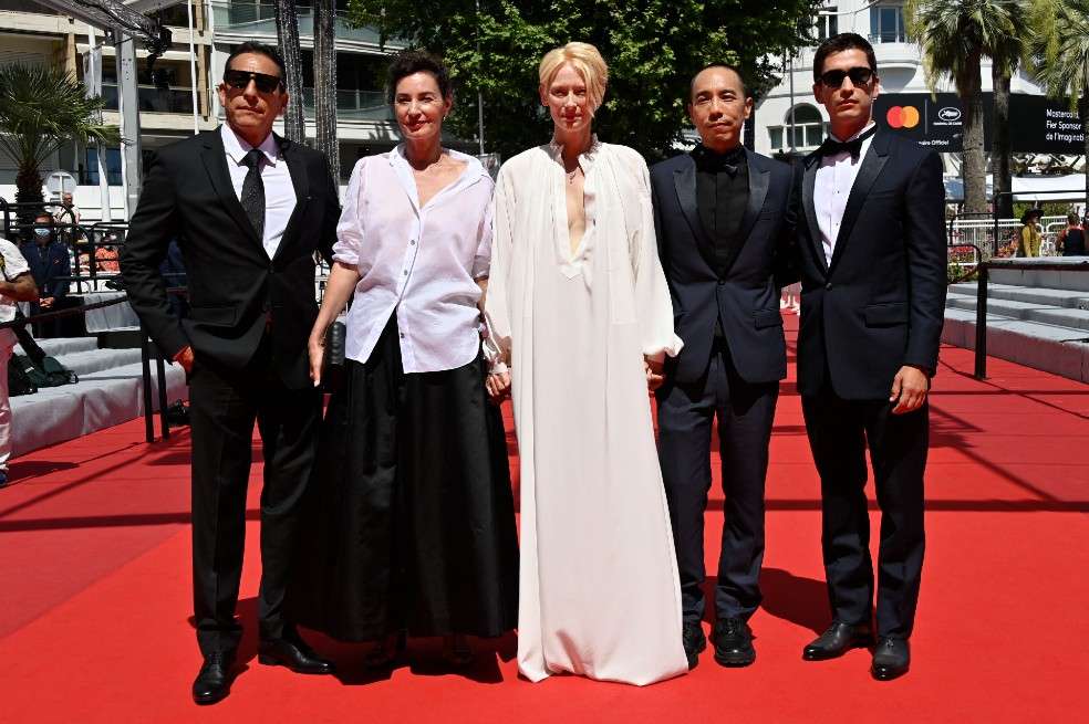 El actor colombiano Elkin Diaz, la actriz francesa Jeanne Balibar, la acriz británica Tilda Swinton, el director tailandés Apichatpong Weerasethakul y el actor colombiano Juan Pablo Urrego llegando para la presentación de la película "Memoria" en la 74th edición del Festival de Cannes.