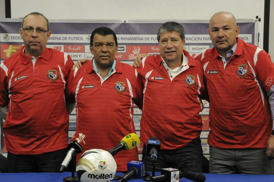 Hernán Darío Gömez junto con su cuerpo técnico en la selección de Panamá. Foto: selección de Panamá