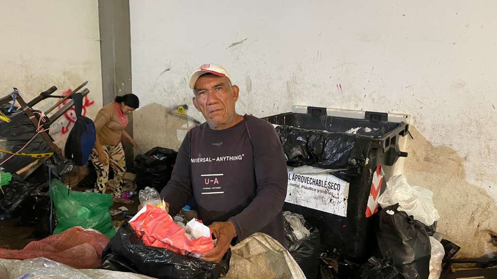 Benito Navarro hace parte de los 25.000 recicladores carnetizados que ejercen este oficio en Bogotá.