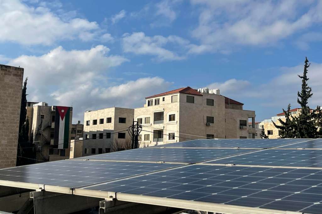 AMÁN, 27/01/2026.- Placas solares instaladas en Jordania, donde los cambios en las tarifas eléctricas han reducido la rentabilidad de la inversión doméstica en energía solar, especialmente por el encarecimiento del consumo nocturno frente a la venta del excedente diurno. Jordania, que lleva años inmersa en una transición hacia la energía solar, se está tropezando ahora con la piedra de que instalar paneles ha dejado de resultar rentable para muchos particulares después de que cambios legislativos para fomentar el uso de energía durante el día les dejaran pagando mucho más por su consumo en horario nocturno. EFE/Hayat Al Dbeas
