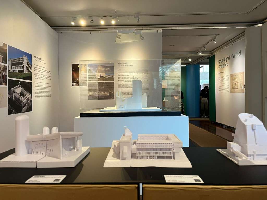 La exposición reúne una colección de más de 150 maquetas de obras y proyectos de Le Corbusier, fabricadas por la firma singapurense RT+Q Arquitectos. Esta colección ha itinerado, con el apoyo de la Fundación Le Corbusier, por 48 universidades y centros culturales en Asia, Europa y Estados Unidos.