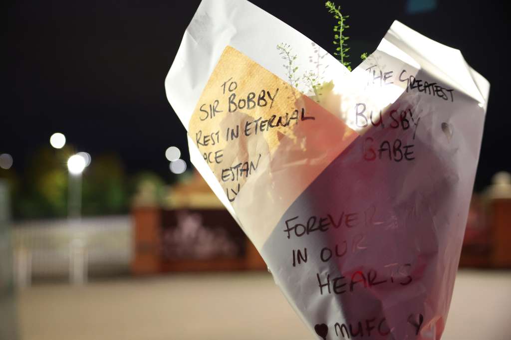 Manchester (United Kingdom), 21/10/2023.- Floral tributes left at Old Trafford following the announcement of the death of Sir Bobby Charlton, in Manchester, Britain, 21 October 2023. Sir Bobby Charlton was part of the 1966 World Cup winning England team, and won three league titles and the European Cup during his 17 years at Manchester United. His death at the age of 86 was announced on 21 October 2023. (Mundial de Fútbol, Reino Unido) EFE/EPA/ADAM VAUGHAN