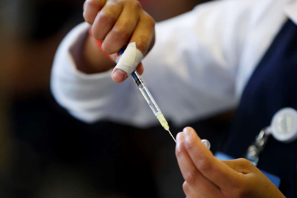MEX5287. CIUDAD DE MÉXICO (MÉXICO), 15/02/2022.- Personal de salud prepara dosis contra la covid-19 en un centro de vacunación que incluye, entre otras, la vacuna rusa Sputnik V, el14 de febrero de 2022, en Ciudad de México. La inmunización masiva para la población mexicana cumple este martes un año mientras el Gobierno presume de ser el noveno país del mundo con más vacunas absolutas, pero con pendientes como inocular a pueblos apartados y a menores de edad. EFE/ José Méndez