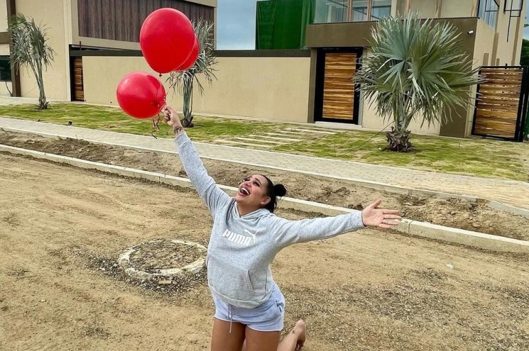 Video: Andrea Valdiri presumió la lujosa mansión que se regaló de cumpleaños