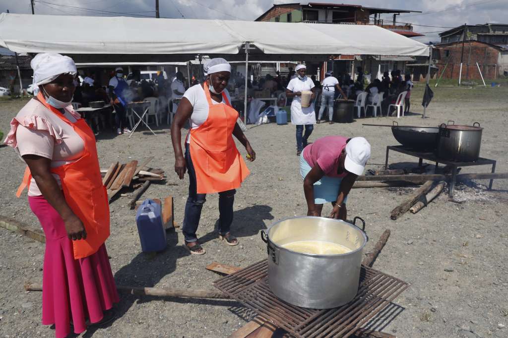AME8388. BUENAVENTURA (COLOMBIA), 06/12/2022.- Mujeres cocinan una olla comunitaria, hoy en el barrio San Francisco de Buenaventura, Valle del Cauca (Colombia). La ciudad colombiana de Buenaventura, una de las más golpeadas por la violencia, se convirtió en el laboratorio de la "paz total" tras la tregua de las dos principales bandas y celebró este martes una jornada de celebración como previa al gran concierto de mañana al que acudirá el Gobierno de Gustavo Petro. EFE/ Ernesto Guzmán