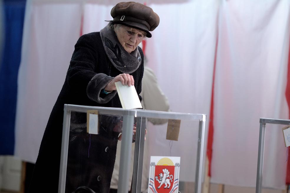 Una ucraniana vota en Simferópol, capital regional de Crimea, en el referendo sobre la anexión de esta península a Rusia. / AFP