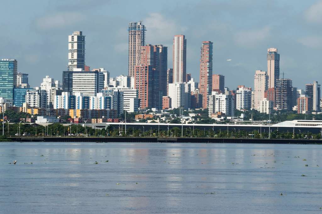 -FOTODELDÍA- AME9143. BARRANQUILLA (COLOMBIA), 19/11/2024.- Fotografía de Barranquilla este martes durante un recorrido por el río Magdalena en la embarcación Karakali, a su paso por Barranquilla (Colombia). EFE/ Mauricio Dueñas Castañeda