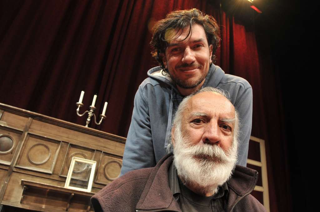 Actor (sentado) junto a su hijo Gustavo Angarita Jr. durante la obra "El oso de Chéjov".