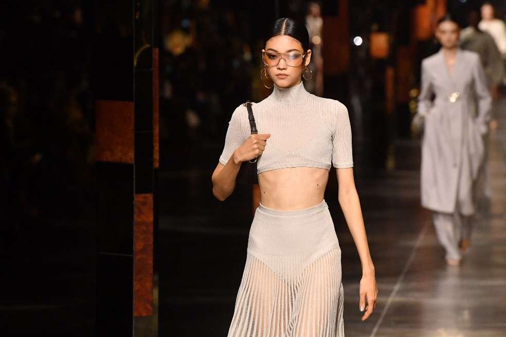 Una modelo luce una creación de Fendi como parte de la colección Mujer Primavera-Verano 2022 presentada durante la Semana de la Moda en Mila