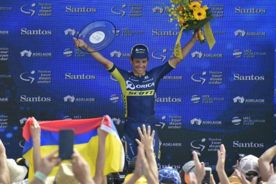 Esteban Chaves celebra su segundo puesto en el podio después de la sexta y última etapa del Tour Down Under. / AFP