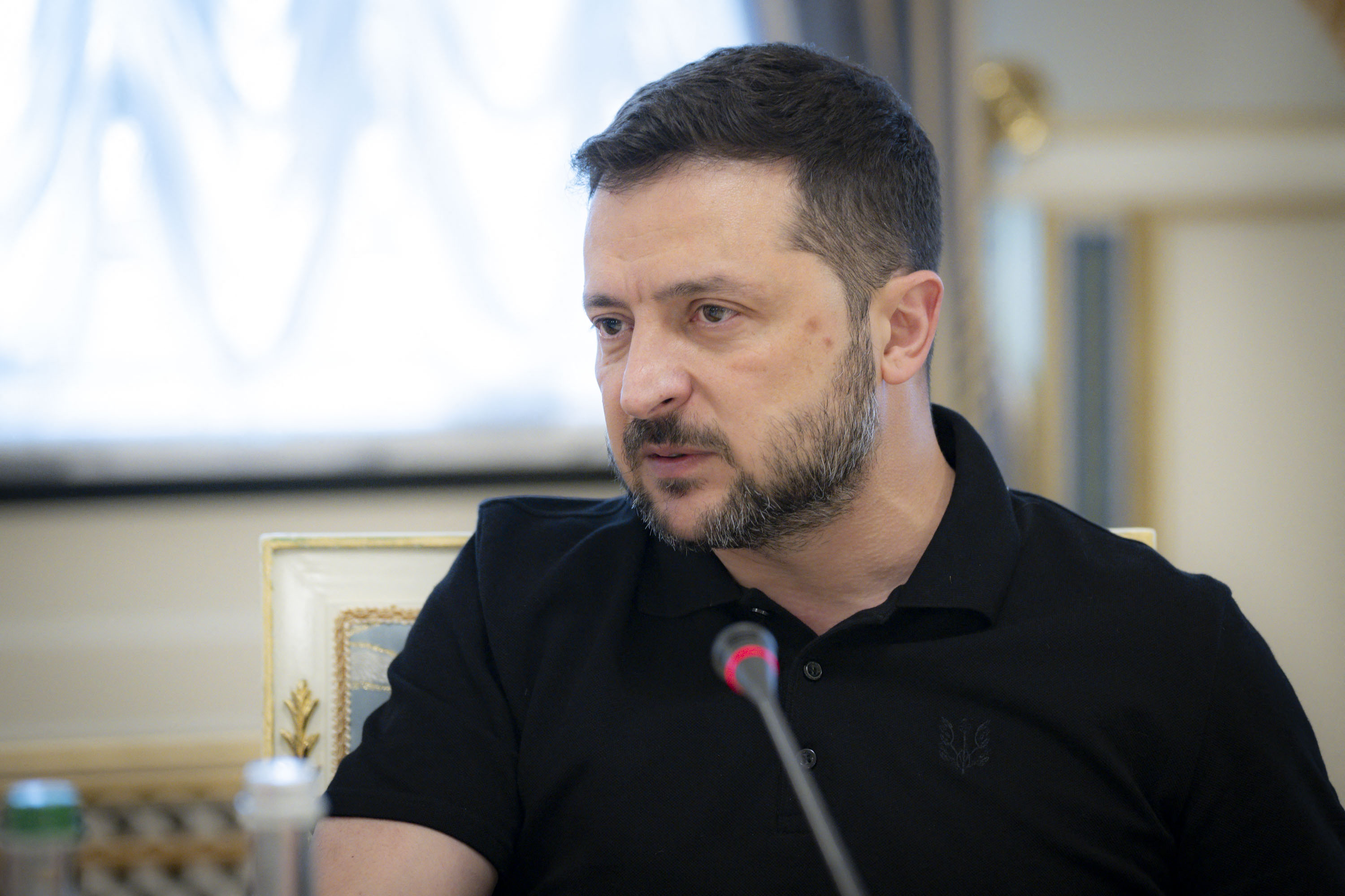 This handout photograph taken and released by the Ukrainian Presidential Press Service on August 20, 2025, shows Ukrainian President Volodymyr Zelensky attending a meeting with Ukrainian and foreign reporters in Kyiv. (Photo by Handout / UKRAINIAN PRESIDENTIAL PRESS SERVICE / AFP) / RESTRICTED TO EDITORIAL USE - MANDATORY CREDIT "AFP PHOTO / UKRAINIAN PRESIDENTIAL PRESS SERVICE" - NO MARKETING NO ADVERTISING CAMPAIGNS - DISTRIBUTED AS A SERVICE TO CLIENTS