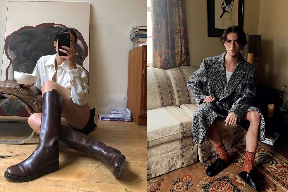 Mujer sentada frente al espejo con celular y botas.