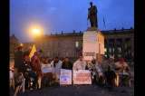 Líderes campesinos se encadenan en la Plaza de Bolívar de Bogotá