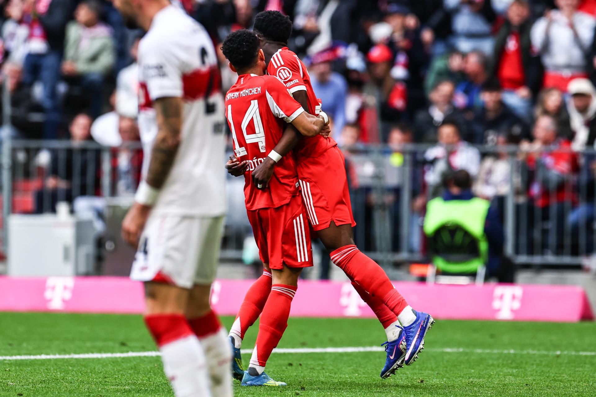 Munich (Germany), 19/04/2026.- Alphonso Davies (R) of Munich celebrates with Luiz Diaz after scoring the 3-1 goal during the German Bundesliga soccer match between FC Bayern Munich and VfB Stuttgart, in Munich, Germany, 19 April 2026. (Alemania) EFE/EPA/ANNA SZILAGYI CONDITIONS - ATTENTION: The DFL regulations prohibit any use of photographs as image sequences and/or quasi-video.