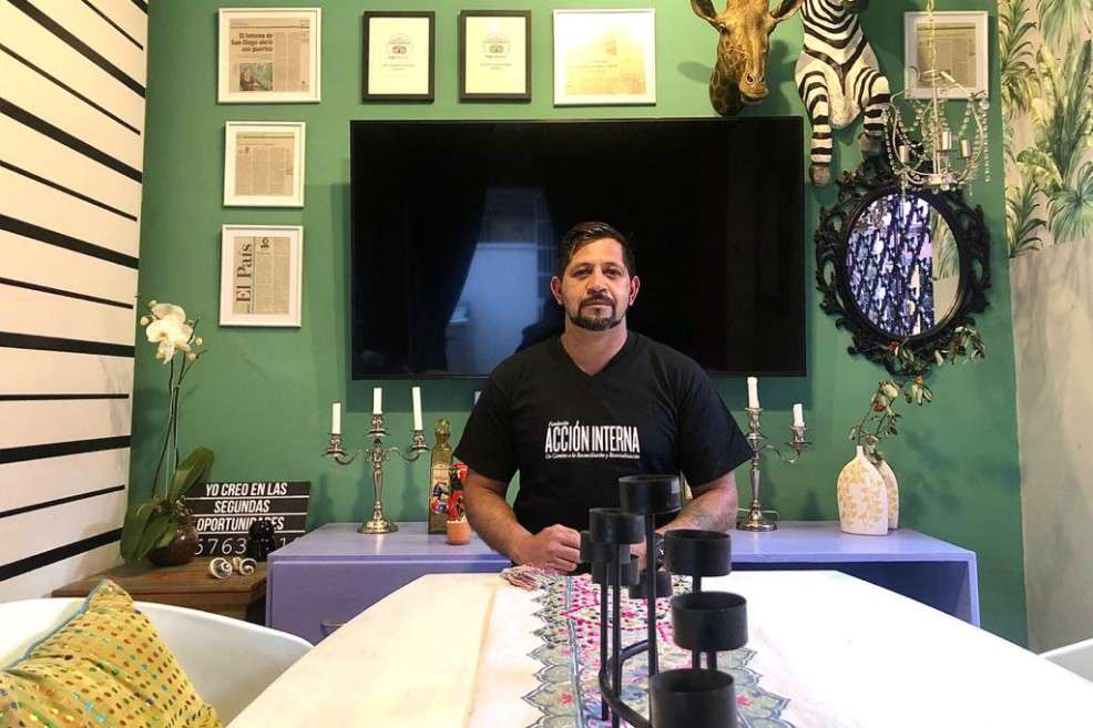 Gilberto Forero posa desde la cocina de la casa.