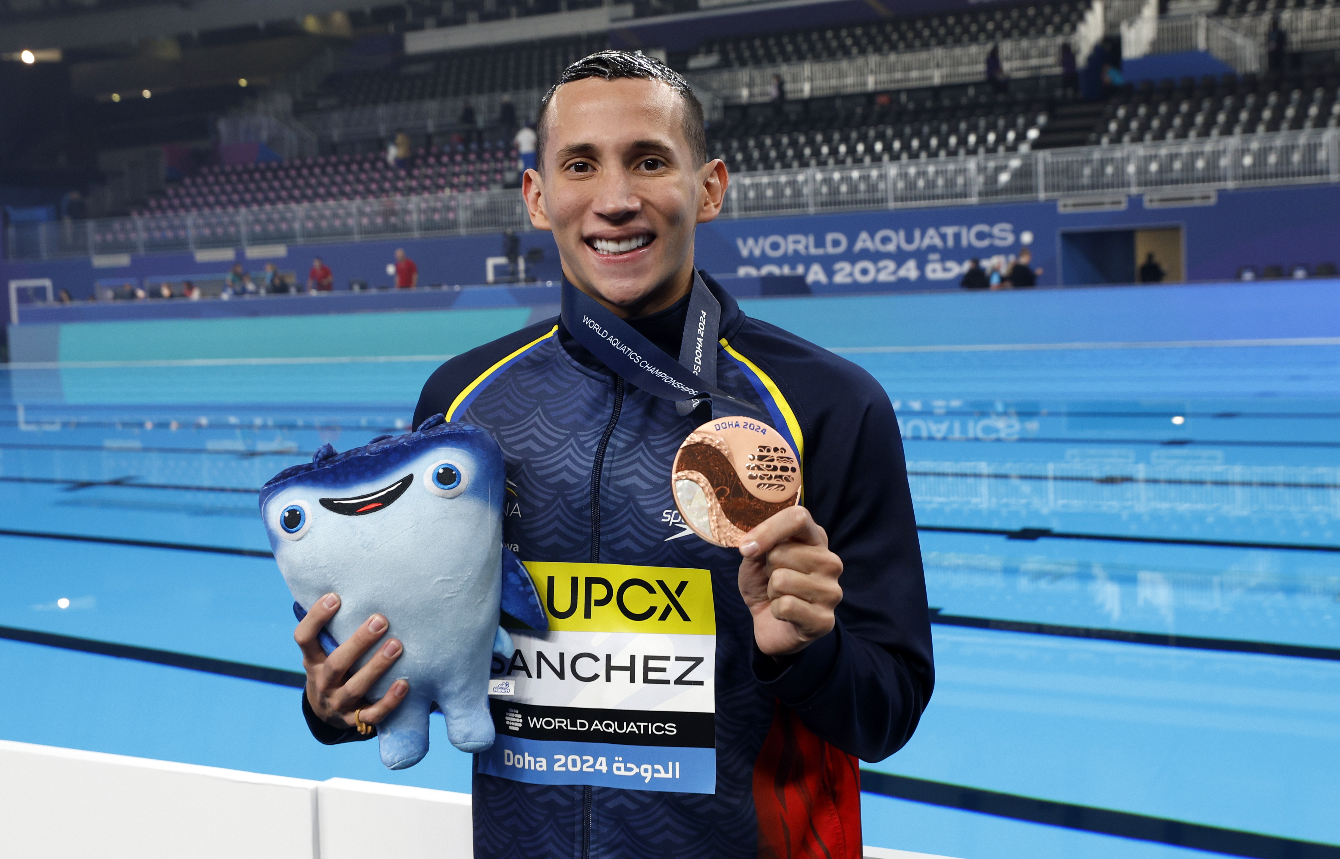 Doha (Qatar), 05/02/2024.- Bronze medallist Colombia's Gustavo Sanchez poses during the medal ceremony at the end of the final of the men's solo technical artistic swimming event at the FINA World Aquatics Championships in Doha, Qatar, 05 February 2024. (Catar) EFE/EPA/MOHAMED MESSARA