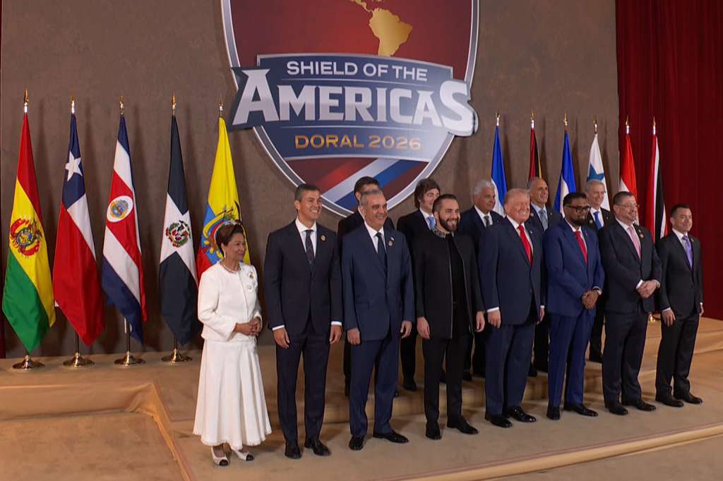 AME1460. MIAMI (ESTADOS UNIDOS), 07/03/2026.- Captura de video de una transmisión de La Casa Blanca del presidente de EE.UU., Donald Trump (c), posando de izquierda a derecha (atrás): los presidentes de, Bolivia, Rodrigo Paz, de Argentina, Javier Milei; de Panamá José Raúl Mulino, de Honduras, Nasry Asfura yel presidente electo de Chile, José Antonio Kast , abajo de izquierda a derecha; la primera ministra de Trinidad y Tobago, Kamla Persad-Bissessar; el presidente de Paraguay, Santiago Peña; el presidente de República Dominicana, Luis Abinader; el presidente de El Salvador, Nayib Bukele; el presidente de Guyana, Irfaan Ali; el presidente de Costa Rica, Rodrigo Chaves, y el presidente de Ecuador Daniel Noboa este sábado en Miami (EE.UU.). La cumbre convocada por Trump bautizada como ‘Escudo de las Américas’, busca consolidar el liderazgo de Washington en América Latina y contrarrestar la creciente influencia de China en la región. EFE/ La Casa Blanca /SOLO USO EDITORIAL/NO VENTAS/SOLO DISPONIBLE PARA ILUSTRAR LA NOTICIA QUE ACOMPAÑA (CRÉDITO OBLIGATORIO)
