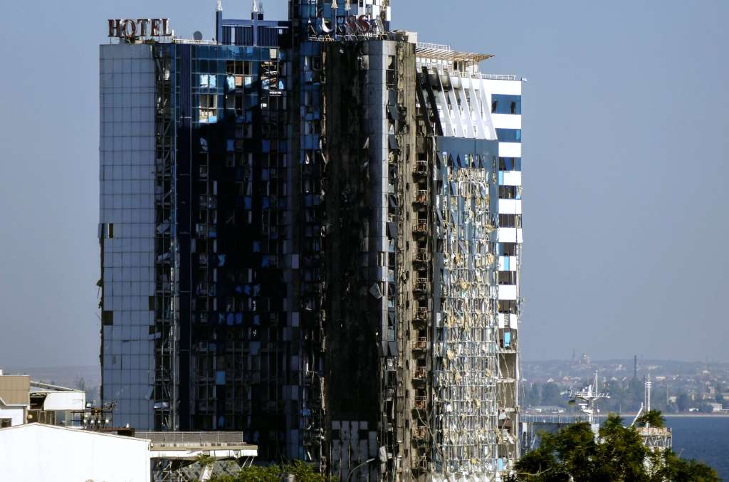 -FOTODELDIA- Odesa (Ucrania), 25/09/2023.- Vista de un hotel dañado en la estación marítima en la ciudad de Odesa, Ucrania, al sur de Ucrania, 25 de septiembre de 2023. Según la primera viceprimera ministra y ministra de Economía de Ucrania, Yulia Svyrydenko, el 25 En septiembre, en su cuenta de redes sociales, la infraestructura portuaria de Odesa fue atacada durante la noche por un ataque masivo con drones y misiles, que provocó "la destrucción de las instalaciones de cereales y daños importantes al puerto marítimo". Las tropas rusas entraron en territorio ucraniano en febrero de 2022, iniciando un conflicto que ha provocado destrucción y una crisis humanitaria. EFE/STR