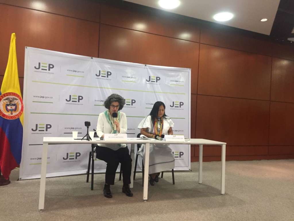Magistradas Julieta Lemaitre, presidenta de la Sala de Reconocimiento, y Belkis Izquierdo, indígena de la Sierra Nevada. /Juan David Moreno