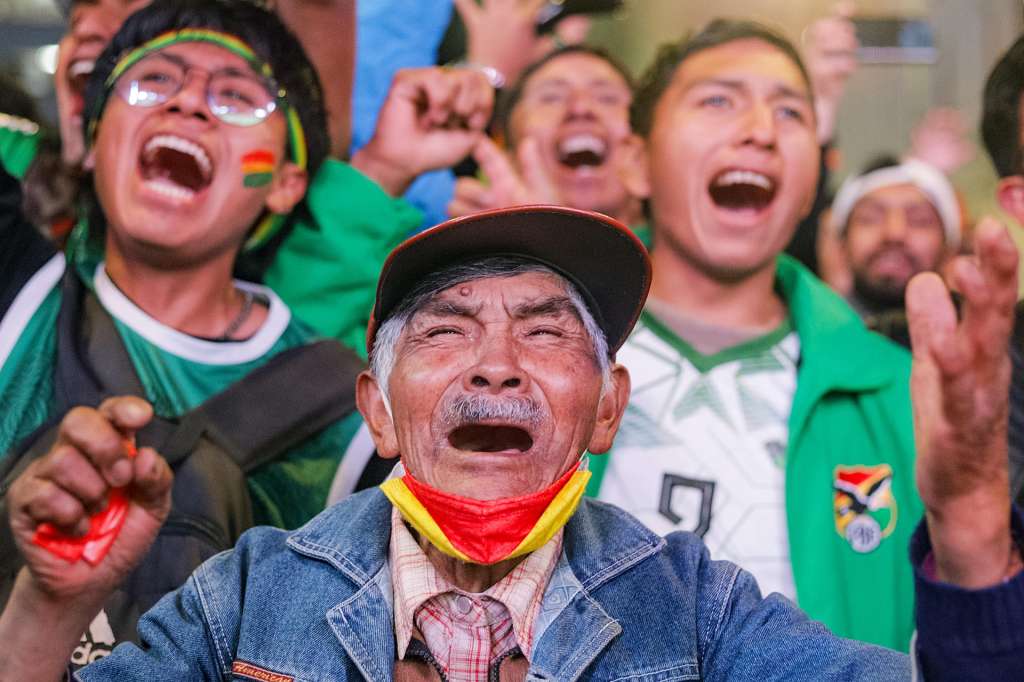 AME8010. LA PAZ (BOLIVIA), 26/03/2026.- Aficionados celebran durante la transmisión del partido de repechaje para la Copa Mundial 2026 entre Bolivia y Surinam este jueves, en La Paz (Bolivia). EFE/ Gabriel Márquez
