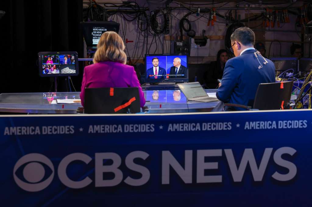 New York (United States), 01/10/2024.- Members of the media watch the Vice Presidential debate between Republican vice presidential nominee JD Vance and Minnesota Governor and Democratic vice presidential nominee Tim Walz, in the spin room at the CBS Broadcast Center in New York, New York, USA, 01 October 2024. (Elecciones, Nueva York) EFE/EPA/SARAH YENESEL