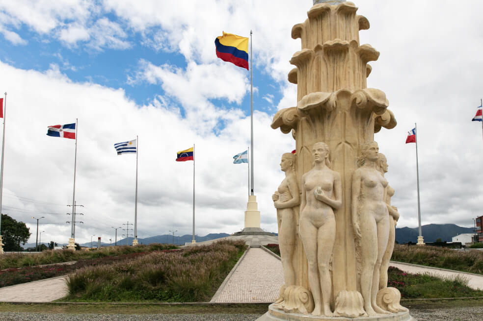 El monumento está integrado por 120 imponentes esculturas de mujeres de gran tamaño, emplazadas en 20 columnas y las cuales poseen un alto nivel de detalle. / Cortesía: Alcaldía de Bogotá