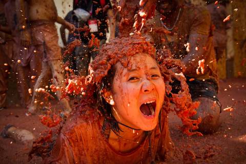 La fiesta "tomatina" y un gato en la final de atletismo en los Juegos Africanos en las mejores fotos de la semana