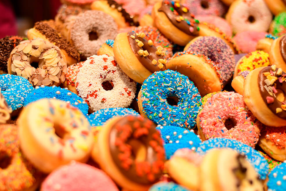 Después de dormir solo 4 horas, los participantes del estudio comieron alimentos con más calorías por gramo como: rosquillas, galletas con chispas de chocolate y papas fritas. / Foto: Pixabay.